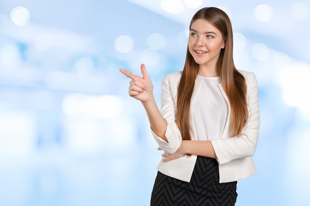 Femme d'affaires avec le doigt de côté