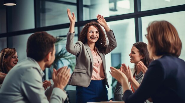 Femme d'affaires donnant un high five à un collègue en réunion