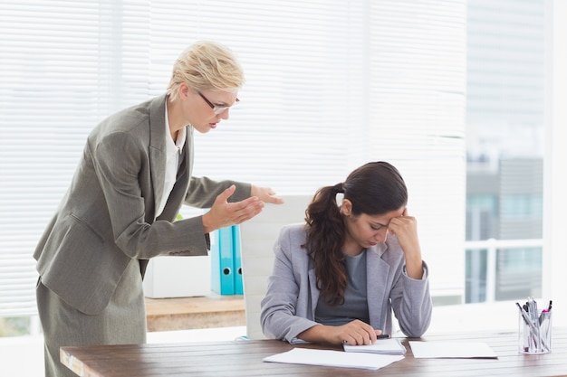 Femme d&#39;affaires donnant des ordres à son collègue