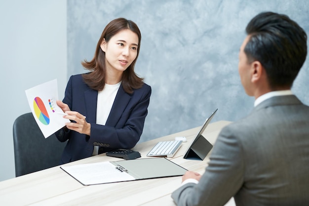 Femme d&#39;affaires donnant une présentation