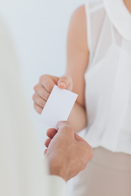 Femme d&#39;affaires donnant sa carte de visite