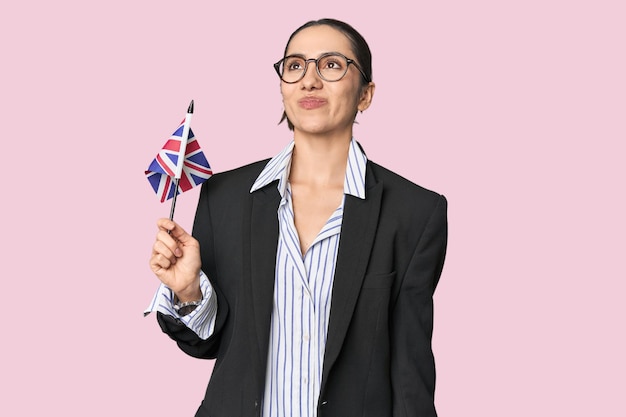 Photo une femme d'affaires avec un drapeau britannique symbolisant le rêve d'affaires internationales