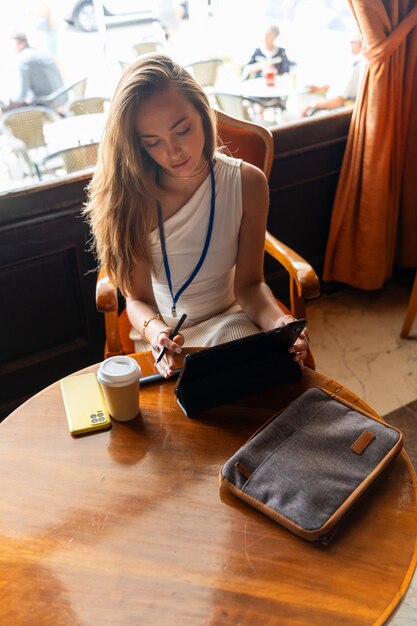 Une femme d'affaires du haut consulat signe des documents.