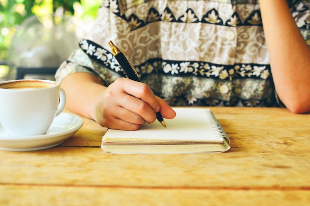 Femme d&#39;affaires écrit dans le cahier