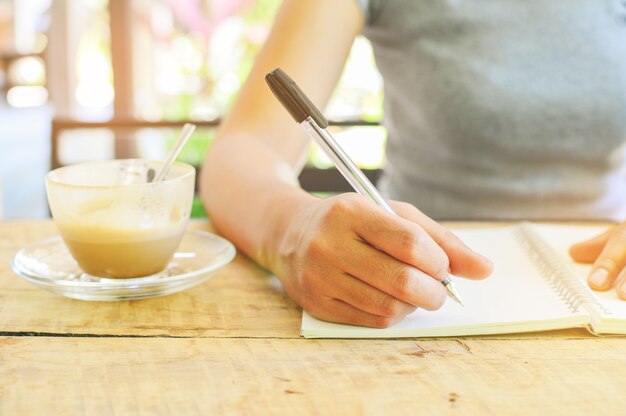 Femme d&#39;affaires écrit dans le cahier