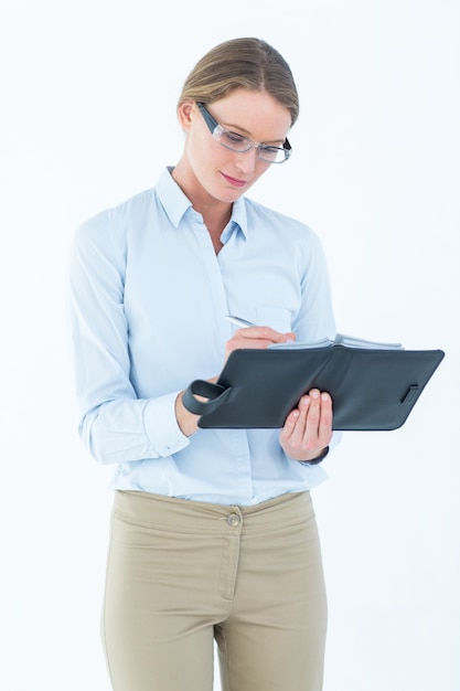 Femme d&#39;affaires écrit dans son journal