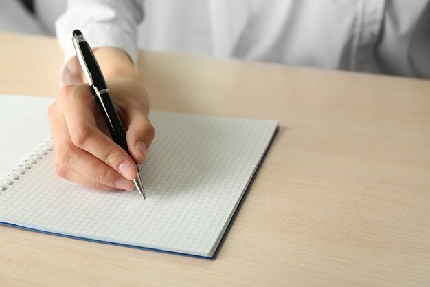 Une femme d'affaires écrivant sur un document.