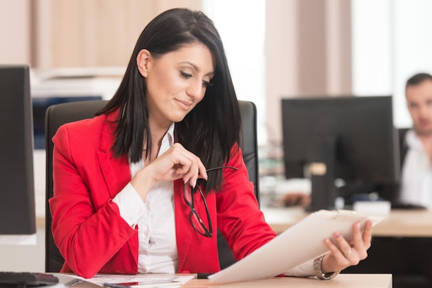 Femme d'affaires écrivant une lettre Notes ou correspondance ou signant un document ou un accord