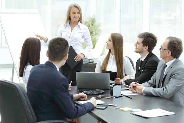 Femme d'affaires effectuant une présentation pour des collègues d'affaires