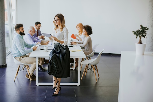 Femme d&#39;affaires élégant au bureau avec tablette numérique