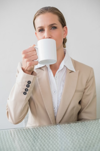 Femme d&#39;affaires élégant qui tient la tasse