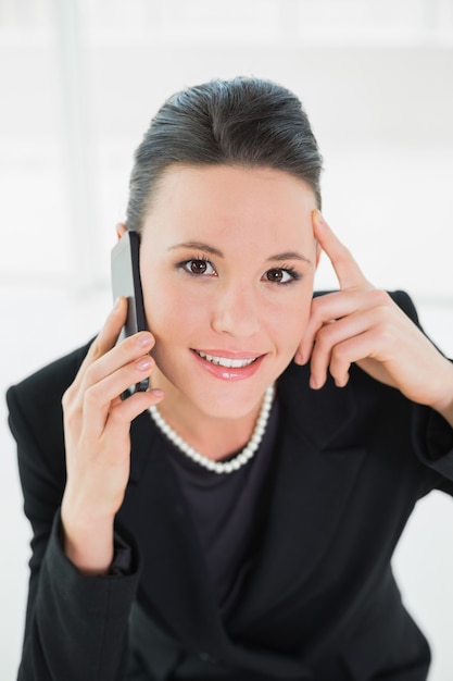 Femme d&#39;affaires élégant souriant à l&#39;aide de téléphone portable