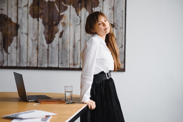 Femme d'affaires élégante au bureau moderne