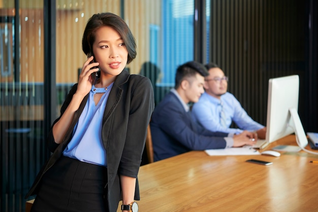 Femme d'affaires élégante parlant au téléphone