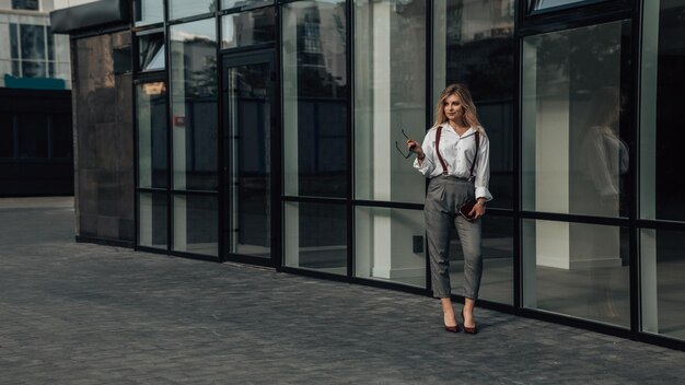 Femme d'affaires élégante posant à l'extérieur