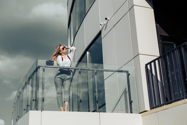 Femme d'affaires élégante posant à l'extérieur