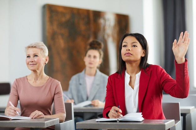 Femme affaires, élévation, main, classe