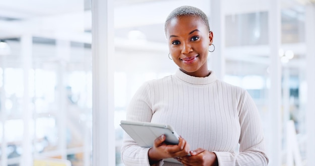 Femme d'affaires et employé avec bureau moderne de tablette et dactylographie pour l'analyse des données de recherche en ligne et le lancement du site Web Femme entrepreneur et PDG avec le marketing numérique et la recherche sur Internet