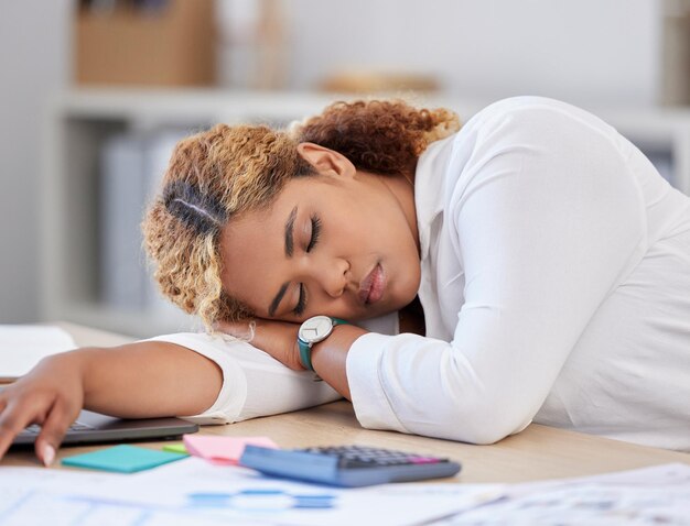 Photo femme d'affaires endormie et fatigue fatiguée et professionnelle avec épuisement surmené et consultante employée et agent de sexe féminin à son bureau épuisée et sieste pendant une pause se détendre et se reposer