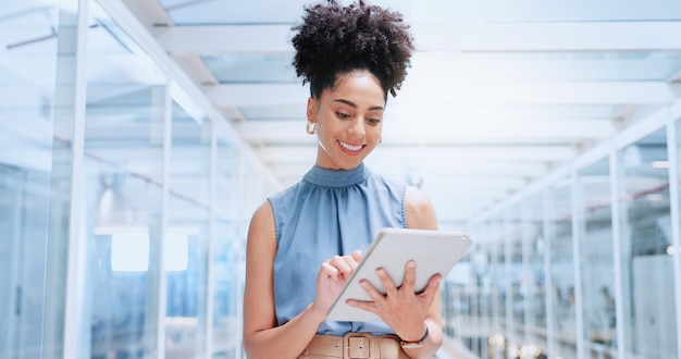 Fond Amélioration De La Prise De Notes Avec Une Femme Daffaires De  Technologie Intelligente Utilisant Une Tablette Au Bureau Photo Et Image en  Téléchargement Gratuit - Pngtree