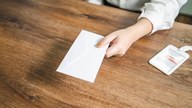 Femme d'affaires envoyant une lettre de démission et emballant des affaires démissionner déprimer ou porter une boîte en carton d'affaires par bureau au bureau Changer d'emploi ou viré de l'entreprise