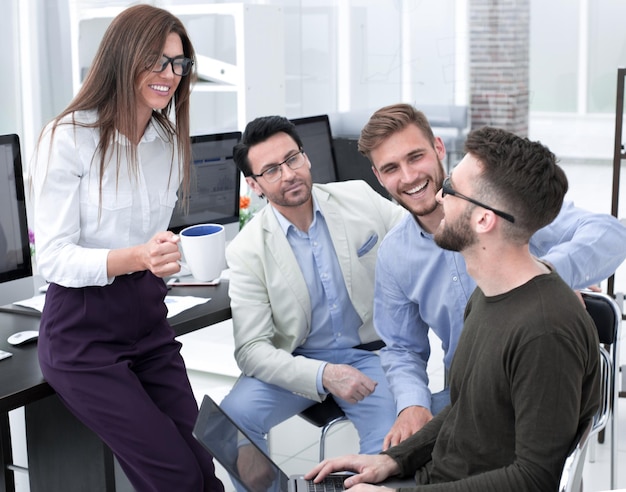 Femme d'affaires et équipe d'affaires parlant pendant la pause de travail