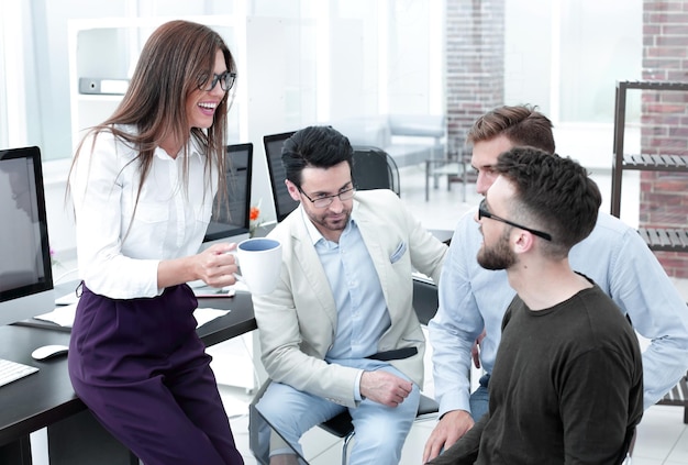 Femme d'affaires et équipe d'affaires parlant pendant le travail rompent le concept de travail d'équipe