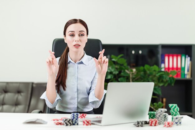 Femme D'affaires Espérant Avoir De La Chance Tout En Jouant Au Casino En Ligne Au Travail Au Bureau