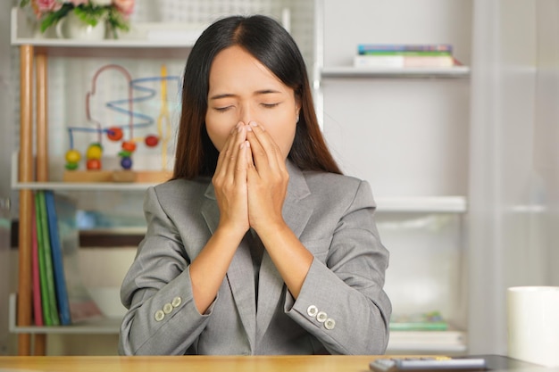 une femme d'affaires est malade à cause d'un repos insuffisant