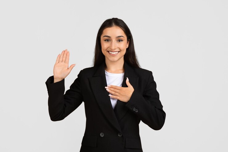 Photo une femme d'affaires européenne sincère prête serment avec la main droite levée et la gauche.