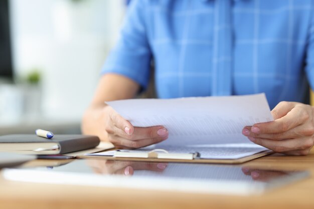 Une femme d'affaires examine les documents financiers avec le concept d'analyse commerciale des rapports commerciaux