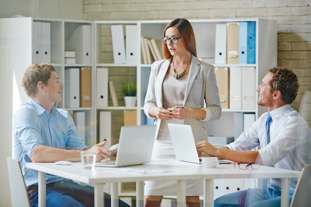 femme d&#39;affaires exécutif joli adulte