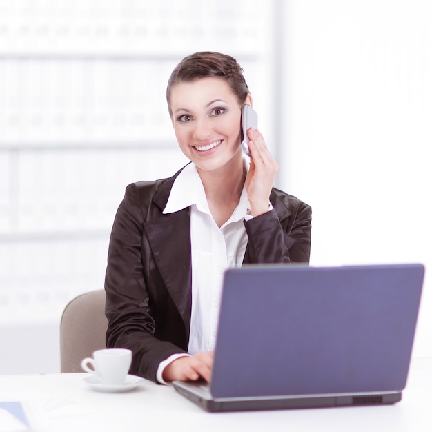 Femme d'affaires exécutif parlant au téléphone mobile dans office.photo avec espace de copie