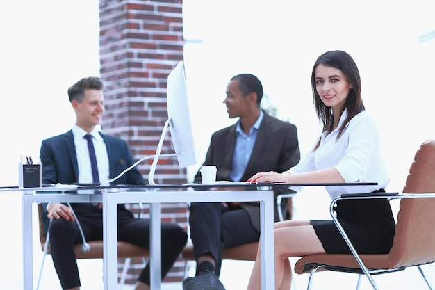 Femme d'affaires exécutive au bureau sur le fond de l'équipe commerciale