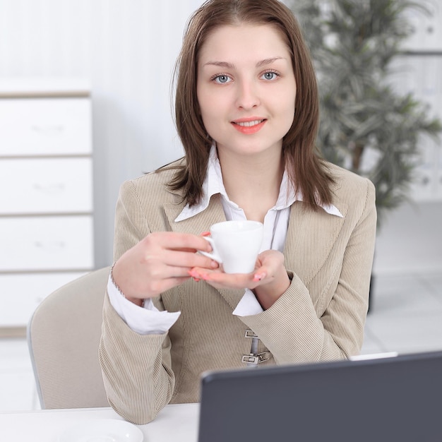 Femme D'affaires Exécutive Avec Une Tasse De Café