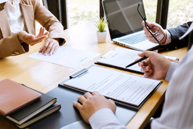 Femme d&#39;affaires expliquant son profil au gestionnaire de comité assis pendant son travail