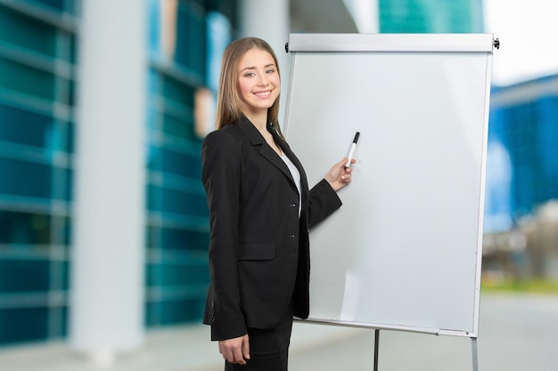 Femme d&#39;affaires expliquer au tableau blanc