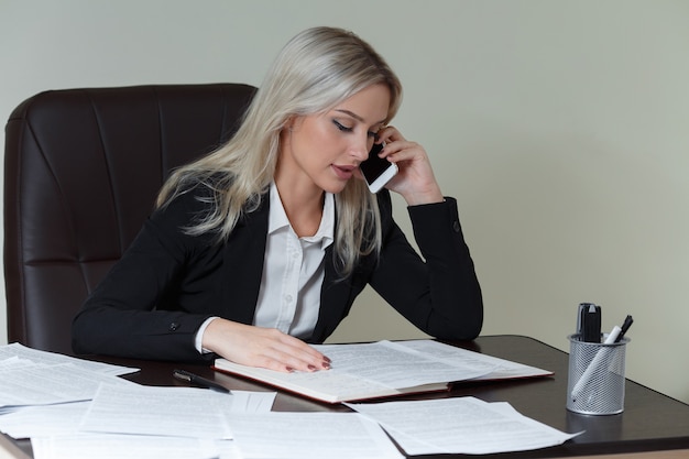 Femme d'affaires faisant un appel sur son mobile et prête à signer un accord de partenariat concept de partenariat