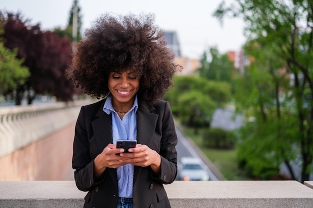 Femme d'affaires faisant une pause avec son smartphone