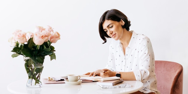 Femme d'affaires faisant un plan sur un ordinateur portable