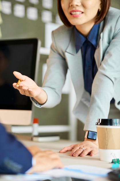 Femme d'affaires faisant le point