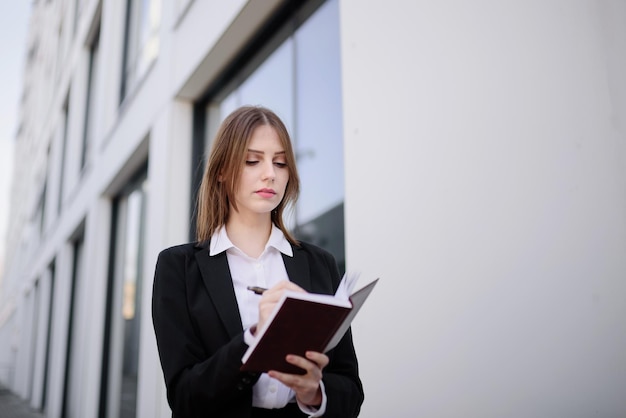 Une femme d'affaires fait une note dans un cahier