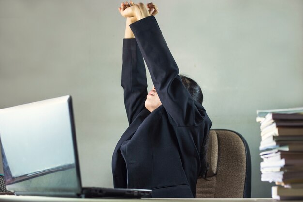 Photo femme d'affaires fatigué sur le bureau