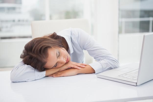 Femme d&#39;affaires fatigué, dort à son bureau