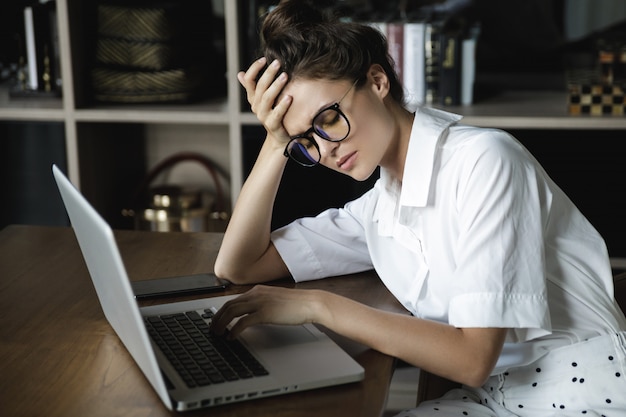 Photo femme d'affaires fatiguée après une longue période de travail