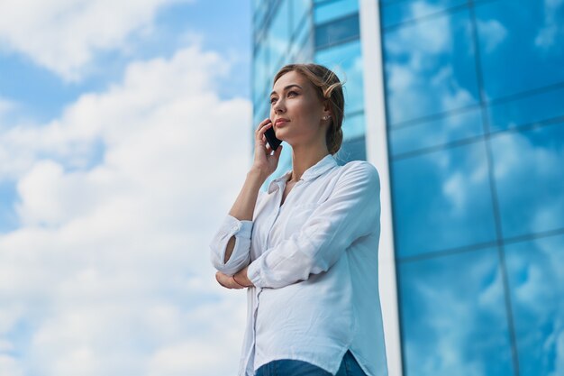 Femme d'affaires femme réussie homme d'affaires debout extérieur du bâtiment d'entreprise en plein air. Femme d'affaires professionnelle de confiance caucasienne pensive d'âge moyen