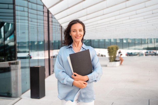 femme affaires, femme réussie, homme affaires, marche, extérieur