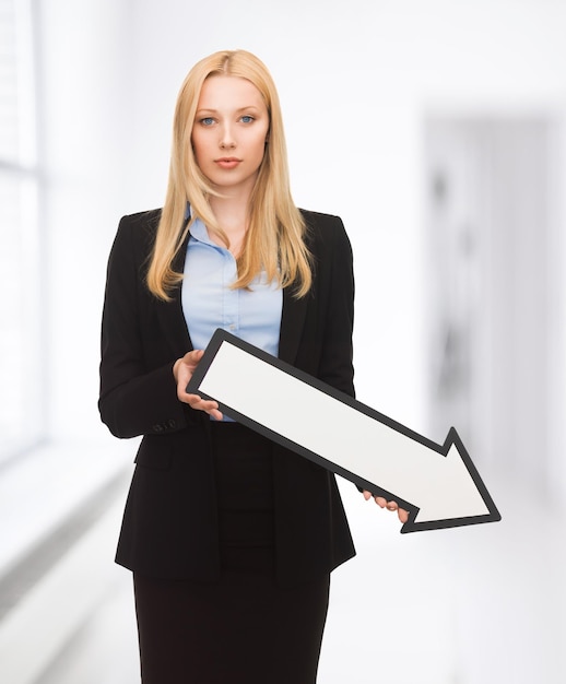 femme d'affaires avec une flèche blanche pointant vers le bas