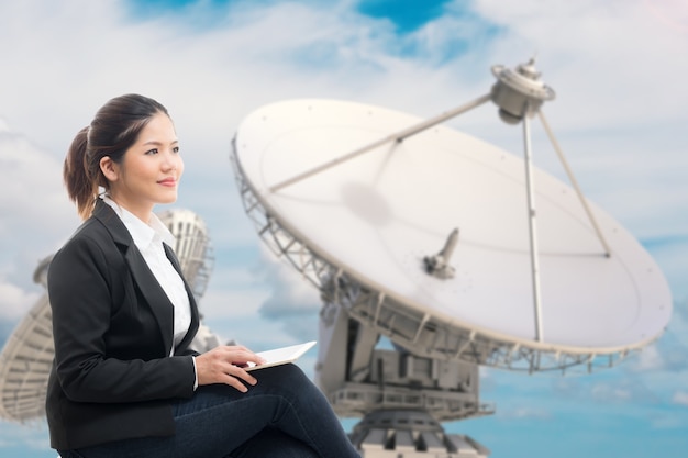 Femme d'affaires avec fond d'antenne parabolique de rendu 3D