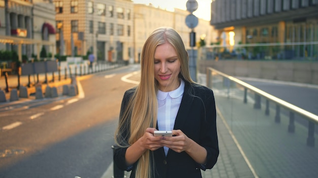 Femme d'affaires formelle marchant dans la rue